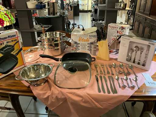 Stoompotset en fett weg pan, messenblok en divers keukengerei en bestek