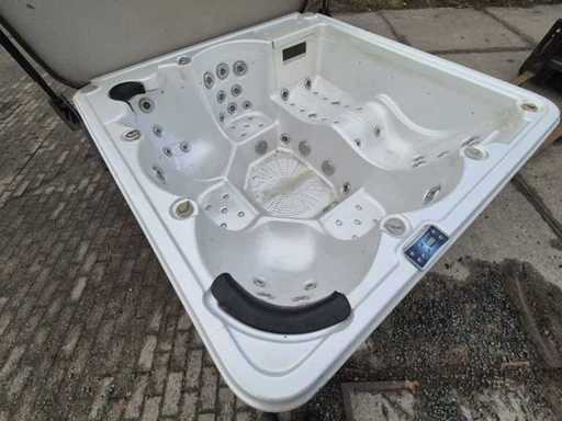 Insel-Spa mit 6-Personen-Jacuzzi und Outdoor-Spa