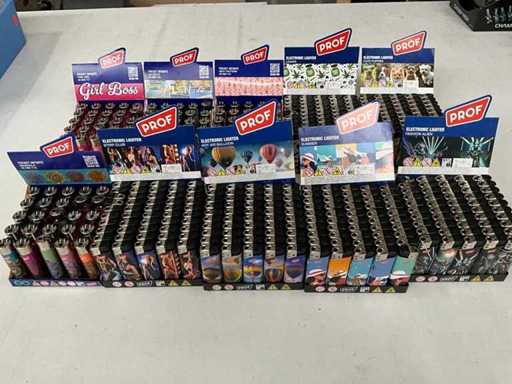 Prof. Ró?ne zapalniczki na wystawie (400x)