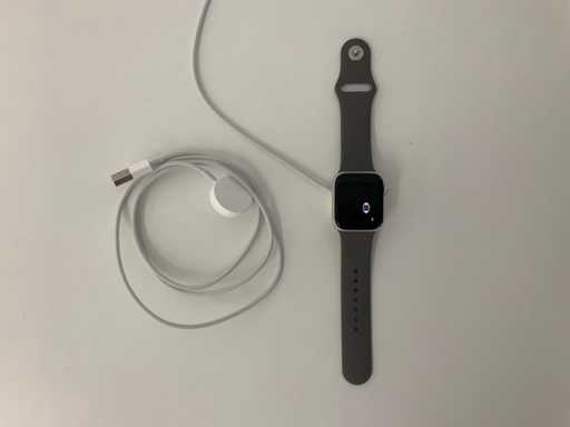 Apple Watch SE (2022) 40mm GPS srebrny aluminiowy z silikonowym paskiem na nadgarstek