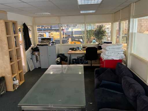 Kantoorinrichting v.v. meubilair, apparatuur en toebehoren