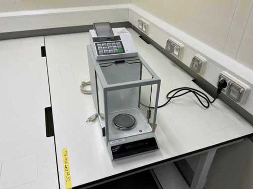 METTLER AE240 Scale