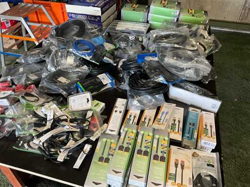 divers accessoires et câbles électroniques