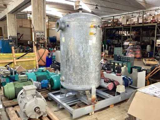 Storage tank with pumps