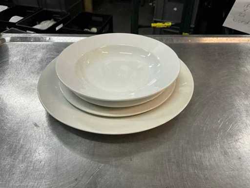 Charge von Royal Ivory Tellern (ca. 845 Stück)