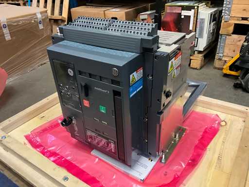 GE GG20M4. Wyłącznik 2000A