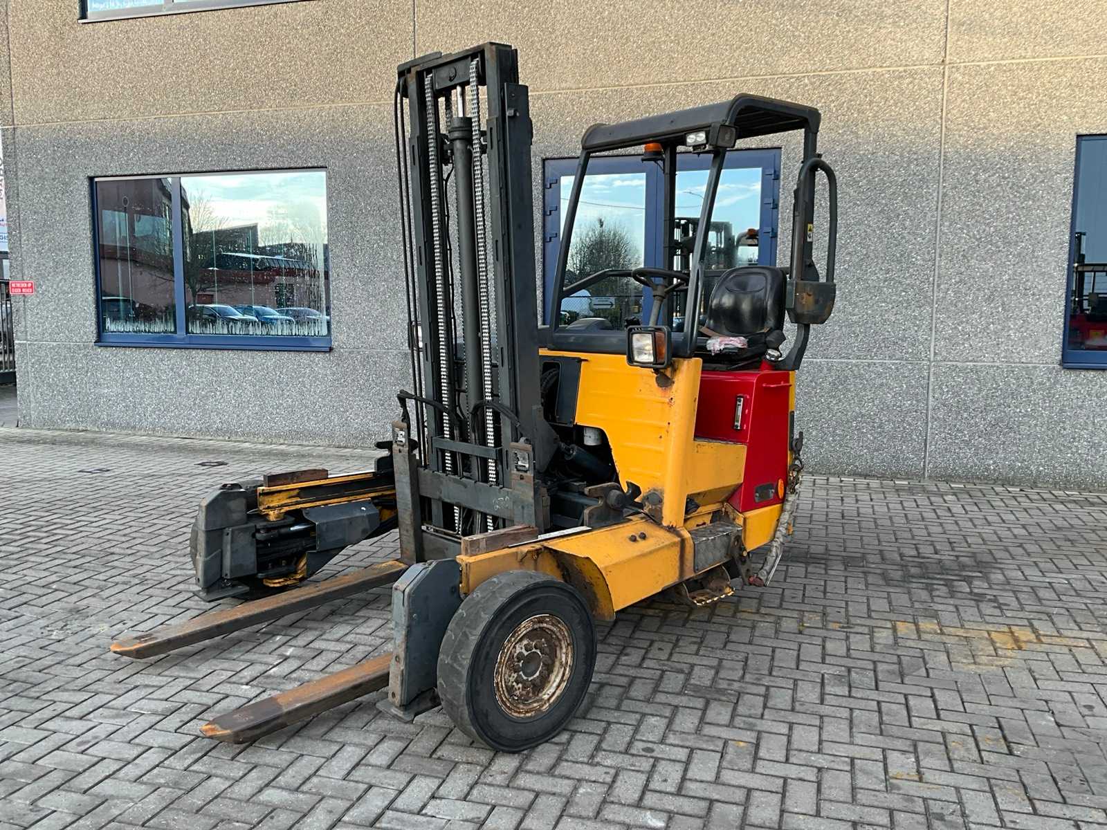 2013 Moffett M8 35.4 – 3,500 kg truck-mounted forklift with hydraulic stabilization