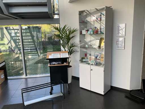 Vitrine + table de présentation