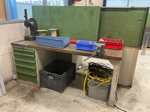 Kinderwerkbank mit Werkzeugwand, Dornpresse und diversen Artikeln