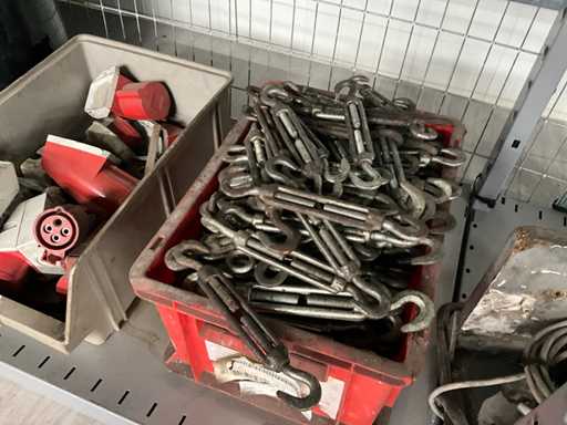 Charge von Stahldrahtspannern