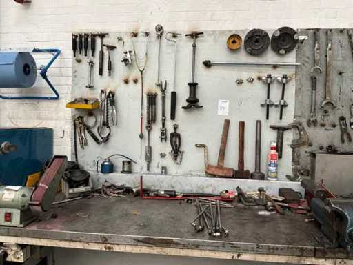 Workbench with back wall in hold