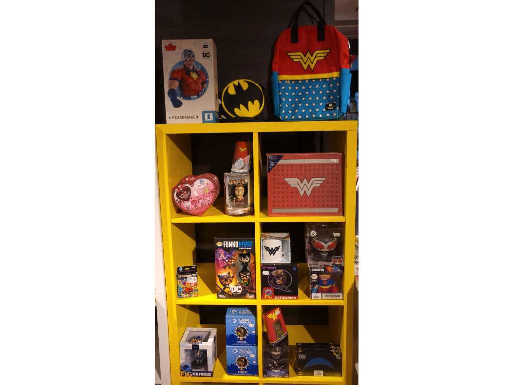 37 pieces Miscellaneous Brand: DC, Funko, Lougefly