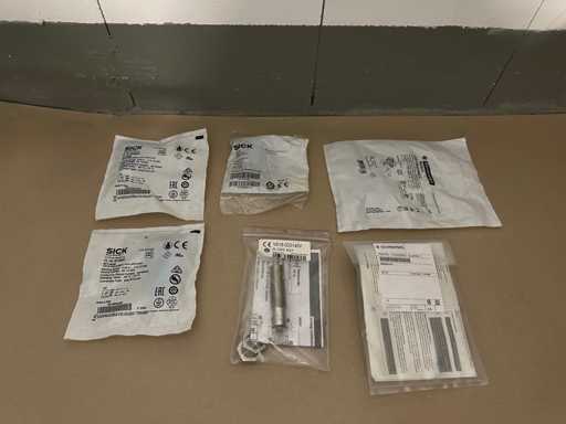 5x stukjes van verschillende sensoren: VS18-0D3140V, VL18-3P3640, enzovoort