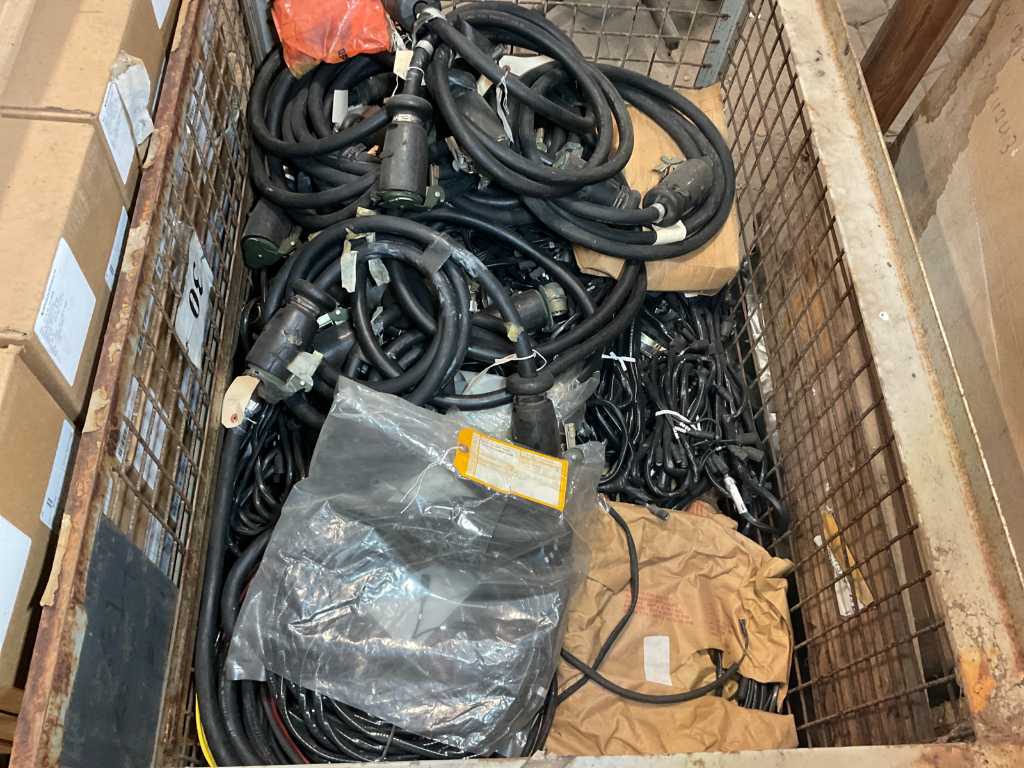 M900 REO Lot of electric cable cabin