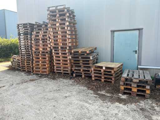 lot van +/- 100 stuks paletten
