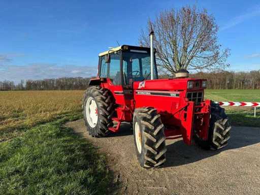 International - 1981 - 1255-A - Vierwielaangedreven landbouwtractor