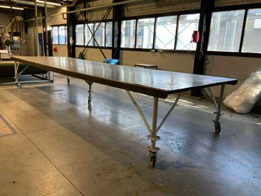 Mobiler Gummi-Ausgabetisch