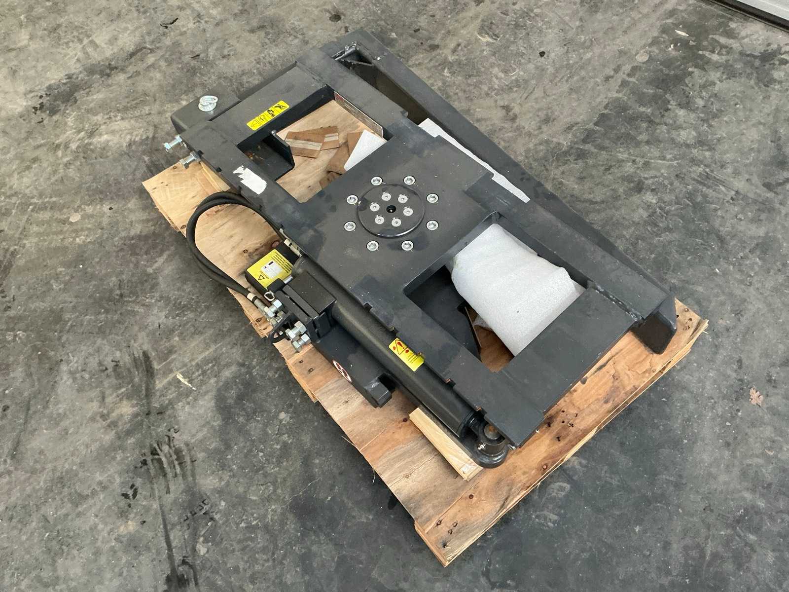 New 2024 MAC FEM 2 180° Rotator with Arm Forklift Accessories