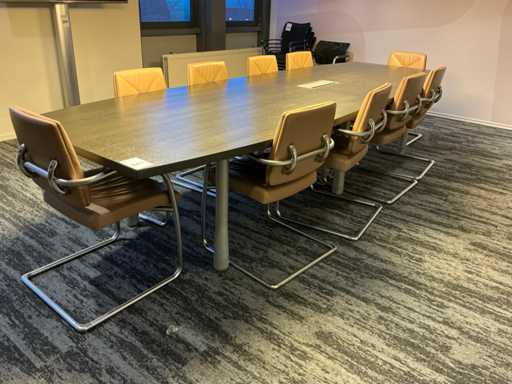 Vergadertafel met 10 vergaderstoelen