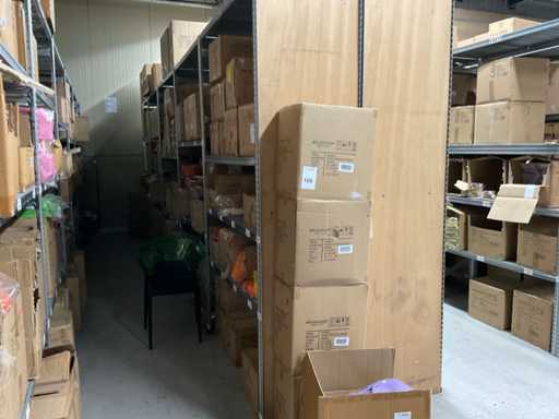 Partij tassen en bloem bijstekers