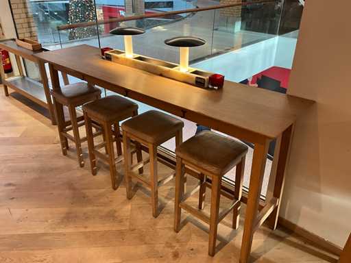 Hutten - Bartafel met 4 barkrukken