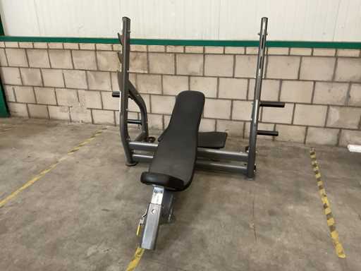 Împins la piept înclinat