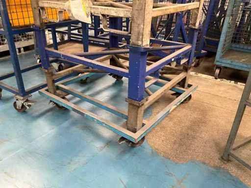 Various stackable undercarriages/supports (4x) on cart