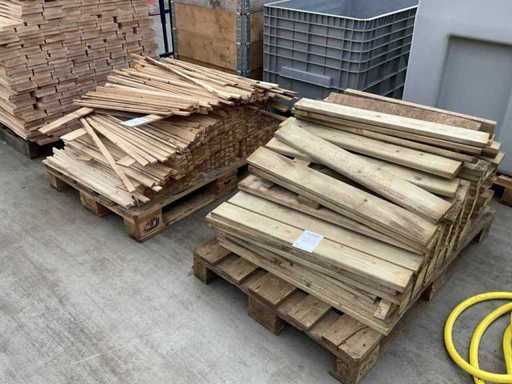 Partij diverse houten latten