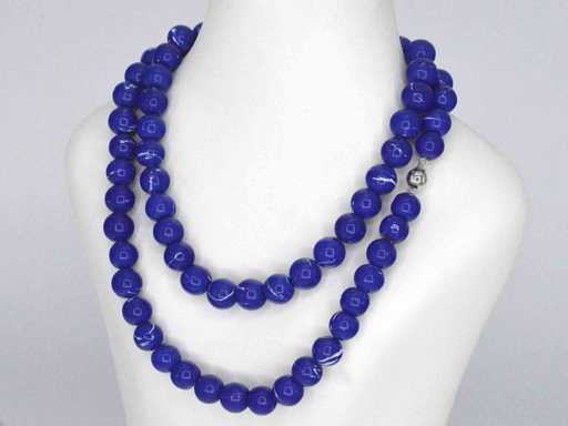 Halsketting met lapis lazuli en witgouden diamanten sluiting