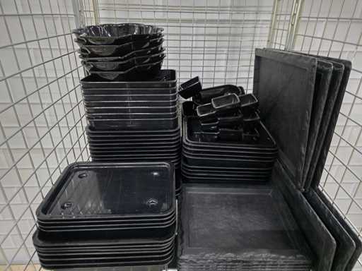 Batch of plastic trays and trays