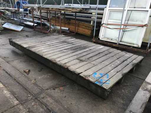 Section du tablier en bois dur du pont