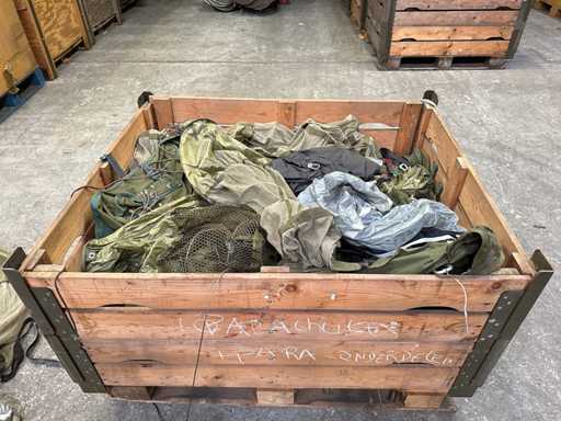 Charge von Fallschirmteilen