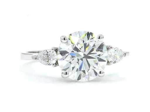 Inel din aur alb de 18 carate cu 3,28 carate. Diamond