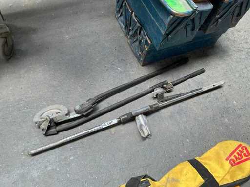 Pipe and tube bender (2x) with manual thread tap
