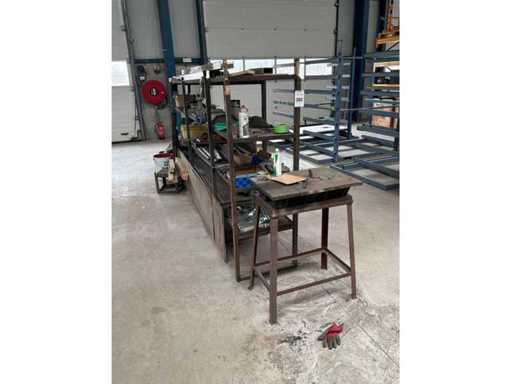 Konstruiertes Metallgestell mit Inhalt