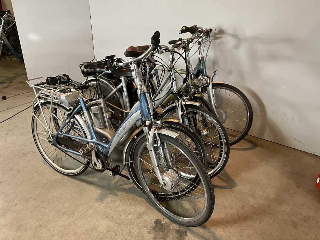 Various brands and models Electric bike (4x) and 1x city bike