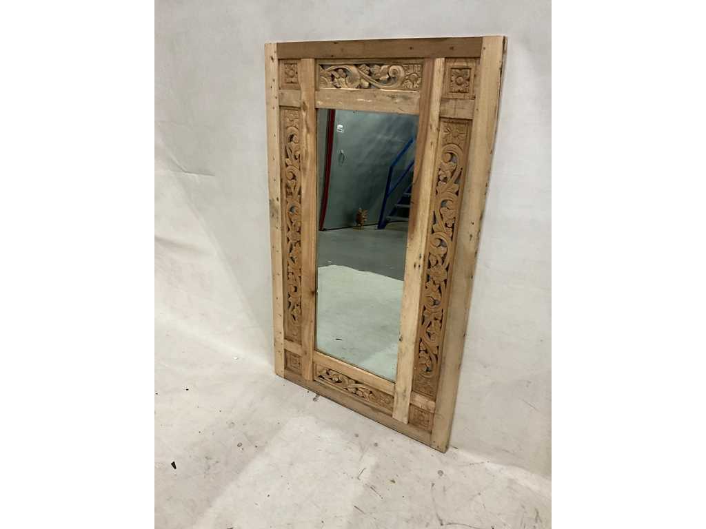 Spiegel met houtsnijwerk 130 cm.