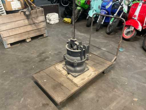 Carrello antico con pompa a diaframma