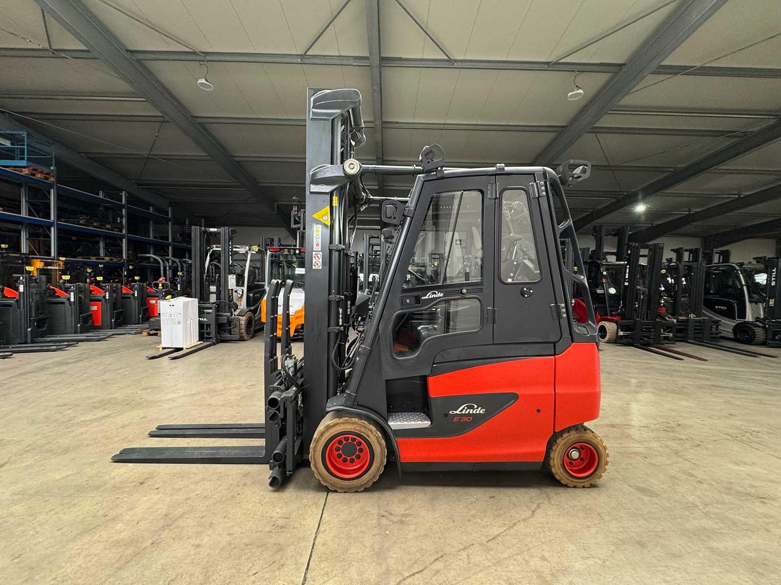 37/2021 Service + UVV 04/2027 Linde E30/600H EVO 3.000kg 3.+4. Valve Fork Adjuster Electric Forklift Forklift 9.514 hours