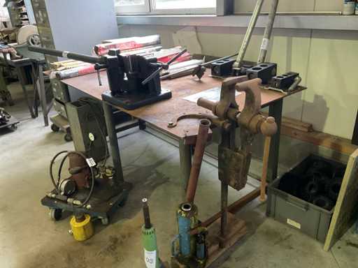 Banco de trabajo de acero con tornillo de banco trasero