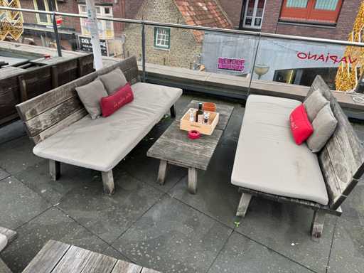 Hutten - Terrasset 2 banken met 1 houten tafel