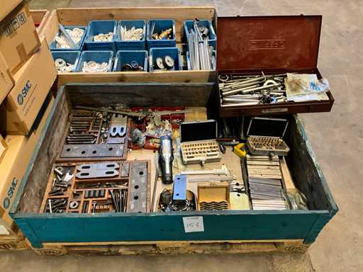 Partij spanmiddelen, eindmatensets en meetgereedschap