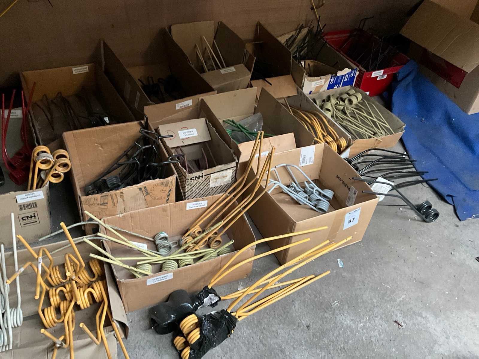 New Holland Large batch of hay rake and shaking tines