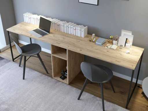 Ontwerpbureau volledig gemaakt van melamine met een eikenhouten afwerking