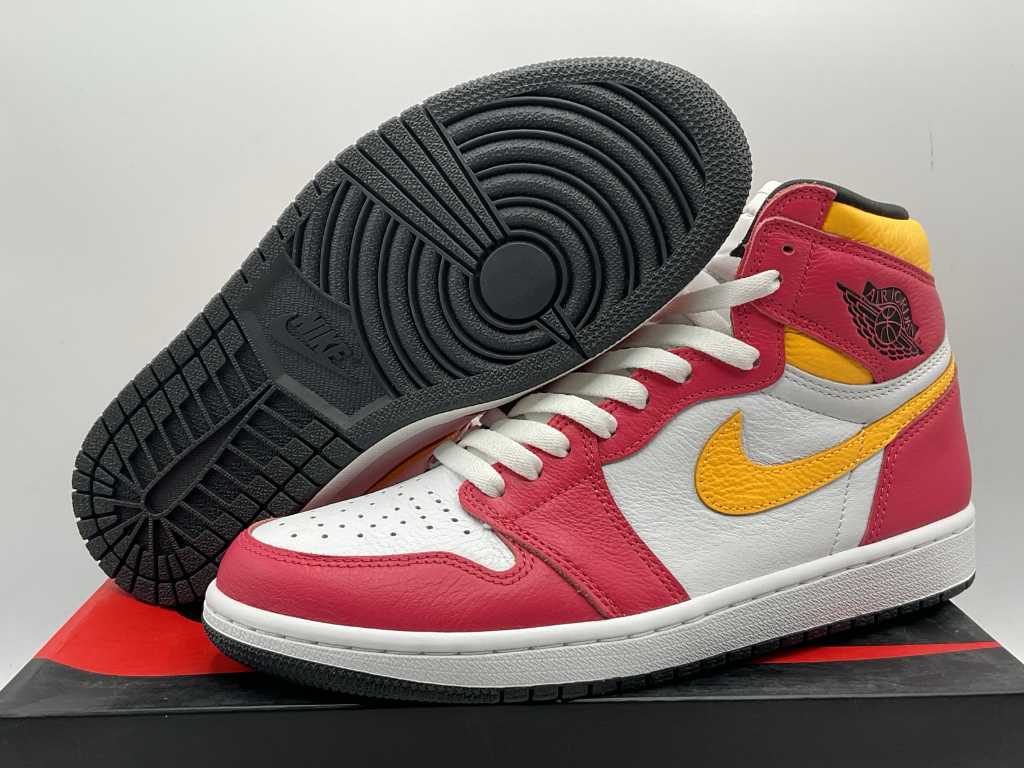 Nike Jordan 1 Retro High OG Light Fusion Red Sneakers 42 1/2