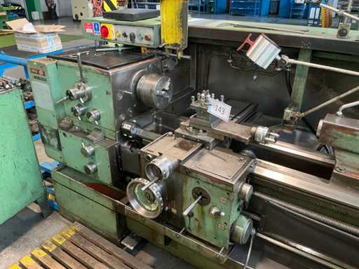 TOS SUI 40-1500 Tornio centrale con utensili