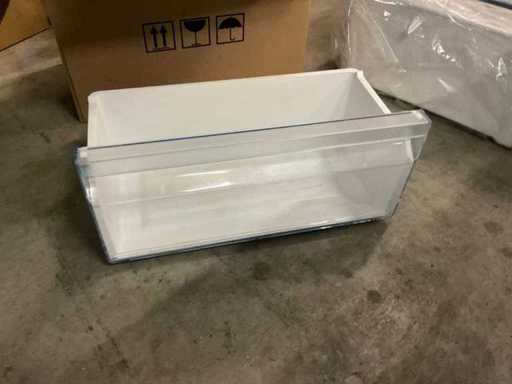 Various refrigerator drawers (3x)