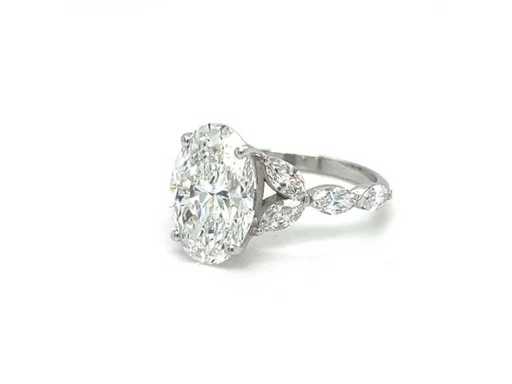 14-karat-Weißgoldring mit 4,46 Karat. Diamant