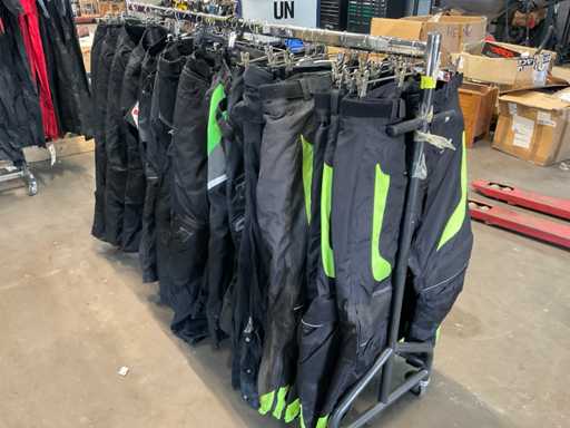 Verschiedene Defender-, IXS-, Cypro-, Büse- und MQP-Motorradhosen (27x)