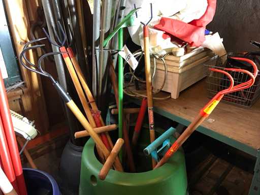 Partij tuingereedschap in regenton